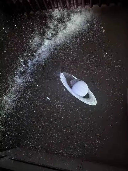 Proyección de Saturno y estrellas en el techo